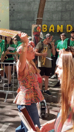 Cultural parade with coordinated performers draws crowds in Barcelona