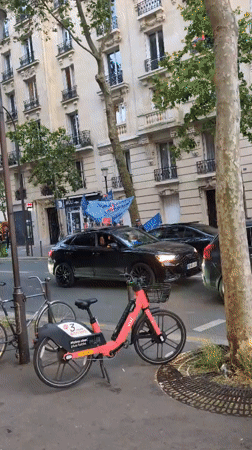 Police presence and traffic activity observed on Paris street