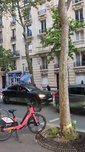 Police presence and traffic activity observed on Paris street