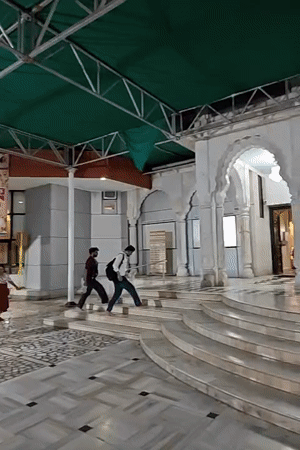 Tourist documents Mumbai temple and architectural sites