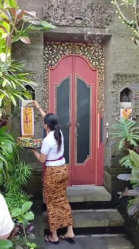 Woman performs traditional Hindu offerings at Ubud shrines