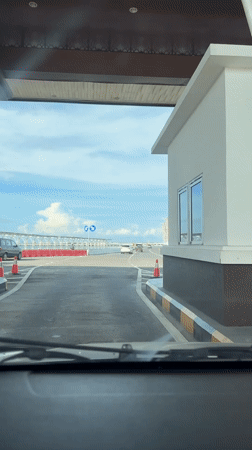 Driver records toll booth passage in Kuta traffic