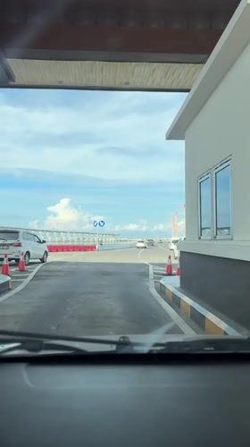 Driver records toll booth passage in Kuta traffic