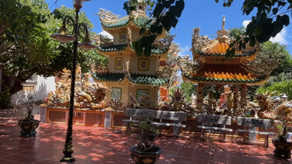 Morning visit to Buddhist temple complex in Phú Quý
