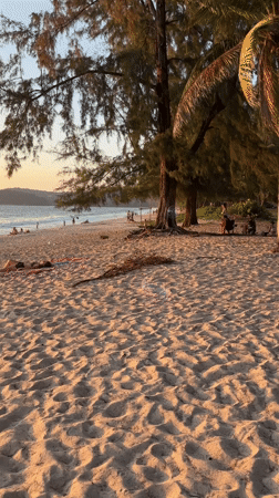 Sunset beach gathering draws relaxing crowds in Choeng Thale
