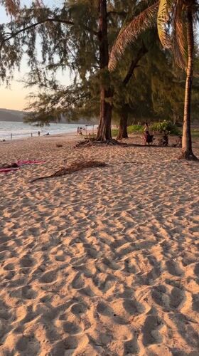Sunset beach gathering draws relaxing crowds in Choeng Thale
