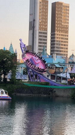 Seoul amusement park rides and lake boats captured by witnesses