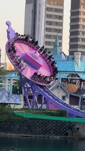 Seoul amusement park rides and lake boats captured by witnesses
