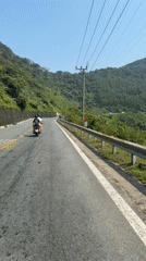 Traffic flows along winding mountain road in Đà Nẵng