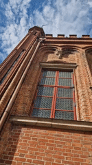 Tourist captures historic Gdańsk architecture on sunny afternoon