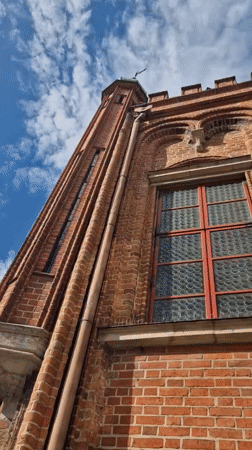 Tourist captures historic Gdańsk architecture on sunny afternoon