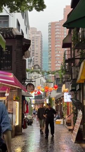 Shanghai alleyway scenes captured after morning rainfall