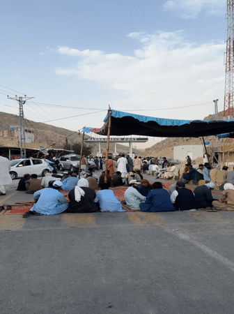 Large roadside gathering near Hanna Check Post, Quetta, amid apparent incident