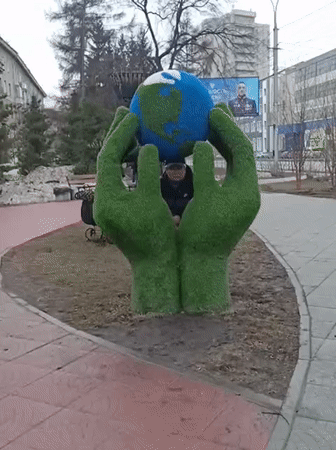 Early morning street life documented in Novosibirsk park area
