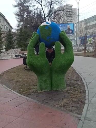 Early morning street life documented in Novosibirsk park area