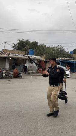 Police and crowds on edge during tense Quetta street incident