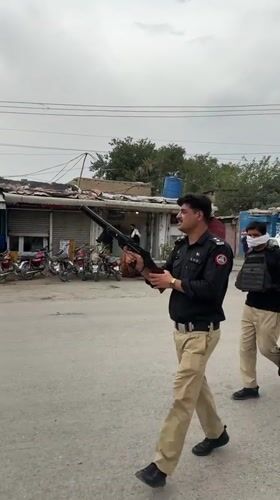 Police and crowds on edge during tense Quetta street incident