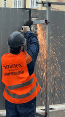 Construction worker and selfie-taker spotted on Moscow streets