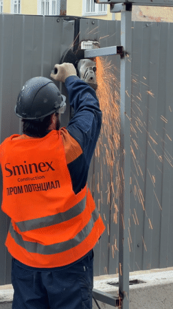 Construction worker and selfie-taker spotted on Moscow streets