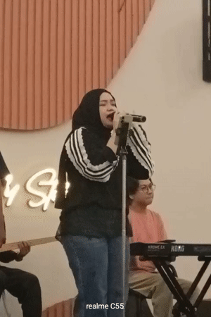 Live band performs at Lhokseumawe restaurant during afternoon show