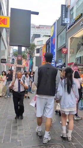 Morning street life unfolds in busy Seoul commercial district