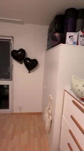 Birthday balloon setup in a Lufingen bedroom
