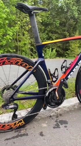 Road bike photographed on curb in Lommedalen, Norway