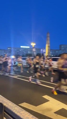 Evening marathon winds through Moscow near Kiyevsky station