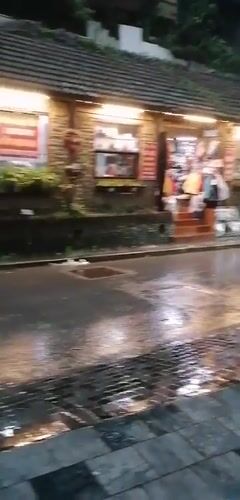 Morning rain soaks Sa Pa Ward streets, vehicles navigate wet conditions