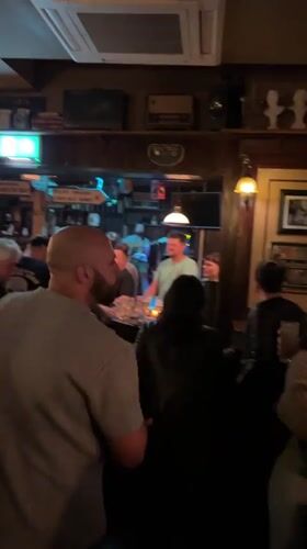 Acoustic musician performs to engaged crowd at Dublin pub