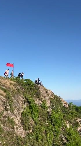 Chinese flag displayed on rocky hilltop in Vladivostok