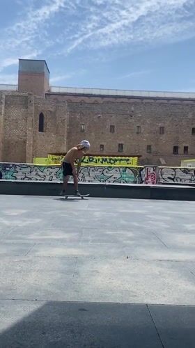 Street performers, skateboarders share Barcelona plaza amid police presence