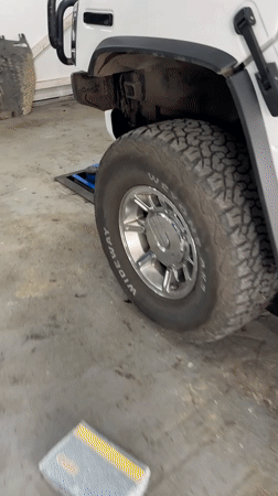 Auto shop activity captured in Blagoveshchensk garage