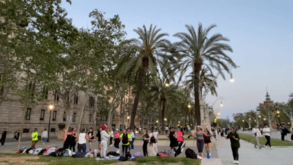 Silent disco dance class draws crowd near Barcelona's Arc de Triomf