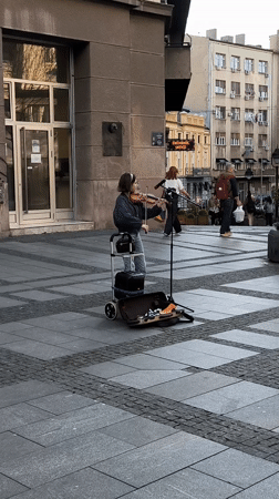 Spring afternoon street performance draws crowds in Belgrade