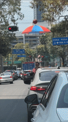 Street performer juggles from SUV sunroof during Mexico City traffic