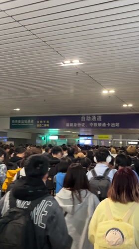 Crowd moves through Chongqing transportation hub during afternoon hours