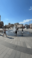 Moscow fountain draws families during sunny spring afternoon