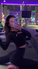 Woman documents workout session with selfies at Krasnoyarsk gym