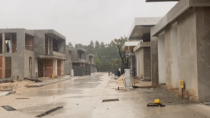 Bangkok Porsche spotted at Choeng Thale residence during rainstorm
