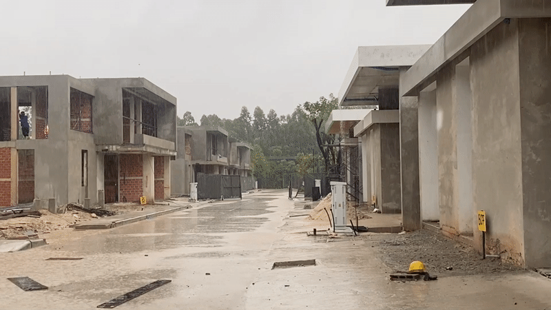 Bangkok Porsche spotted at Choeng Thale residence during rainstorm