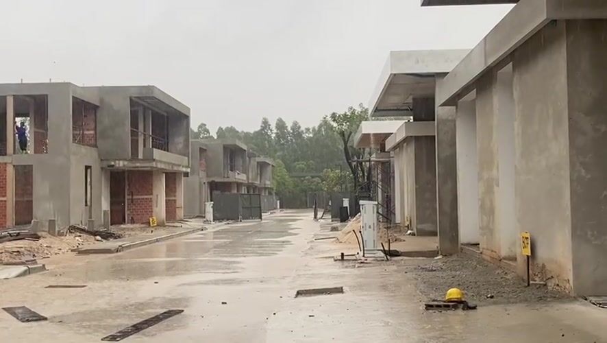 Bangkok Porsche spotted at Choeng Thale residence during rainstorm