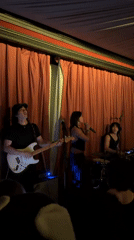 Three-piece band performs intimate set at Paris venue