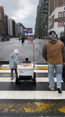 Ordinary moments captured across Russian city during afternoon hours