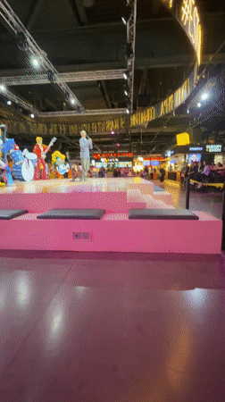 Indoor dining event with speaker documented in Yekaterinburg