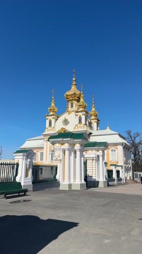 Tourist captures Peterhof Palace fountains on sunny spring day