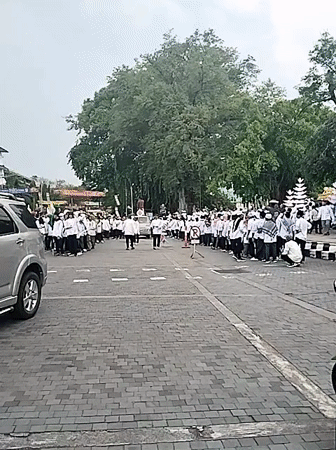 Morning gathering in Surakarta public square draws crowds