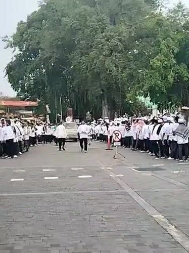 Morning gathering in Surakarta public square draws crowds