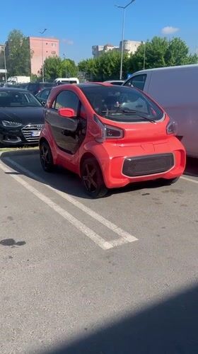Red car with open door spotted in Giurgiu parking lot