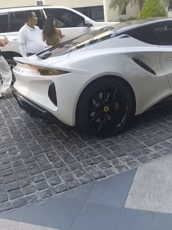 Dubai resident documents morning routine: cooking, shopping, street scenes